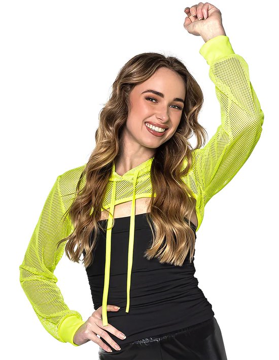 Model draagt een neongele, doorschijnende visnet bolero met lange mouwen en capuchon over een zwarte top.