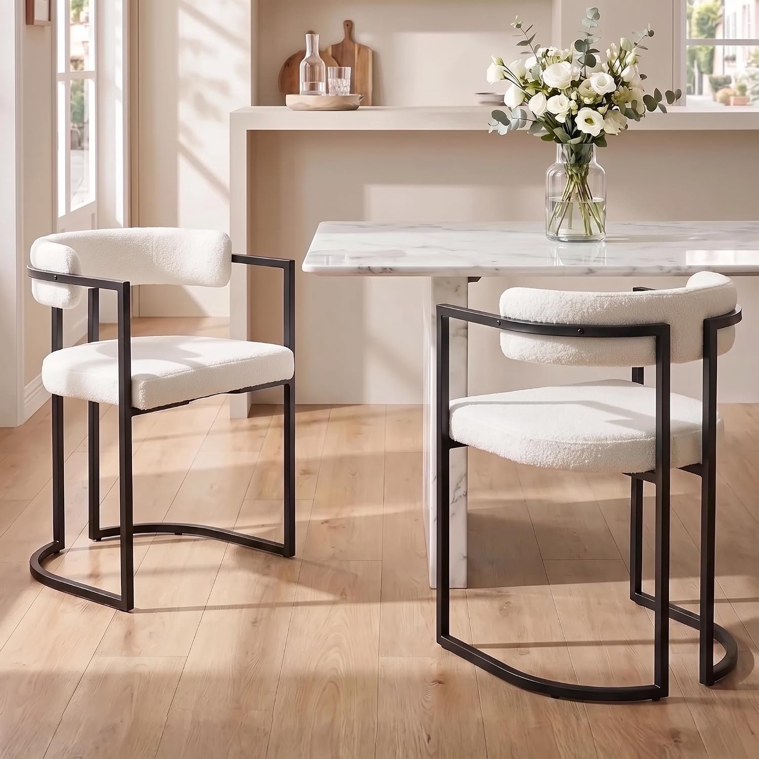 Set van 2 Luxe Eetkamerstoelen met Imitatiebont, Witte Gestoffeerde Kuipstoelen met Zwarte Metalen Poten, Comfortabele Armleuningen en Ergonomische Rugleuning, Moderne Eetkamerstoelen voor Eetkamer, Woonkamer en Slaapkamer, 52 x 52 x 75 cm