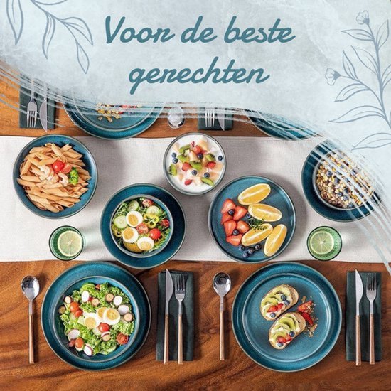 Een feestelijk gedekte tafel met verschillende gerechten in het blauwe stenen servies. Tekst: Voor de beste gerechten.