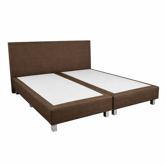 Bruine boxspringset van 180x200 cm met stoffen bekleding, hoofdbord en zilveren poten, zonder matras.