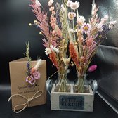 1 wenskaart 'speciaal voor jou een bloemetje" met droogbloemen in een decoratieve tray met 2 vaasjes en bosjes droogbloemen- cadeau - vaas - bloemen - decoratie - fleurig - droogboeket met vaas - petites fleurs - klein bloemetje - boeket