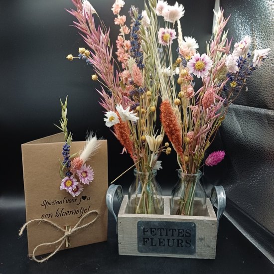 Boeket droogbloemen in twee glazen vaasjes in een houten 'Petites Fleurs' bakje en een kaart 'Speciaal voor jou een bloemetje'.