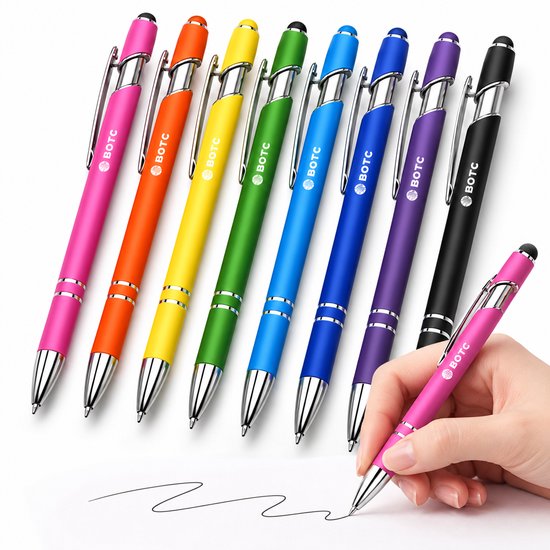 Set van acht BOTC 2-in-1 balpennen met styluspunt in regenboogkleuren, hand wordt getoond bij het schrijven.