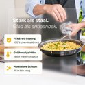 Chef-kok bereidt pasta in een roestvrijstalen pan. Sterk als staal, glad als antiaanbak, PFAS-vrij en gelijkmatige hitte.