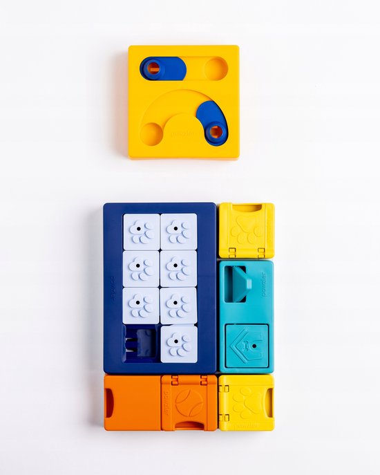 Bovenaanzicht van de Pawzler puzzel met blauwe, gele, oranje en turquoise modulaire blokken.