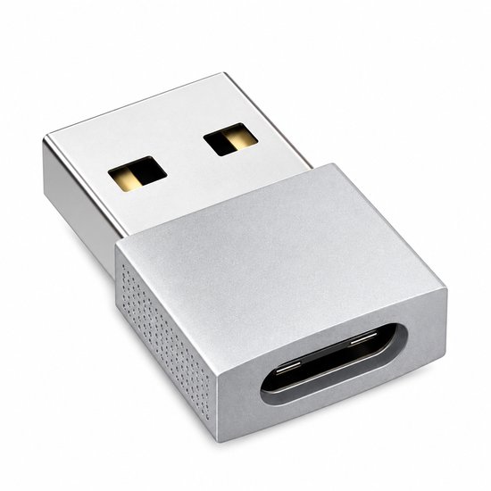 Zilverkleurige USB-C naar USB-A adapter van metaal met textuur op de zijkanten.