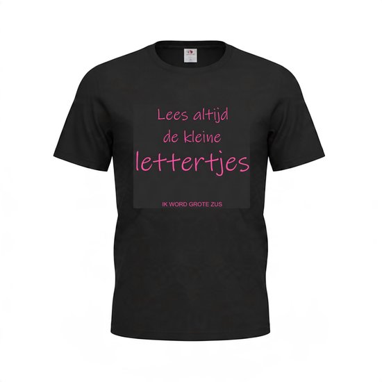 Zwart t-shirt met roze tekst: 'Lees altijd de kleine lettertjes' en daaronder in het klein 'IK WORD GROTE ZUS'.