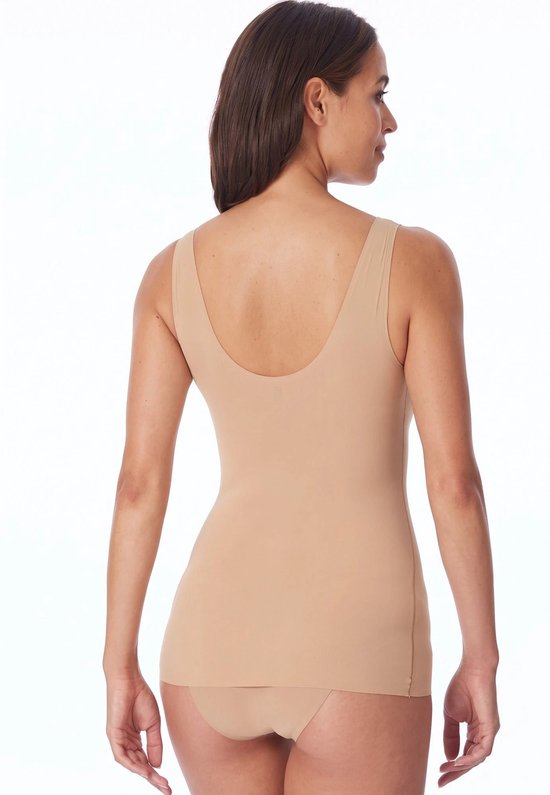 Dames tanktop, huidkleurig, met ronde hals, gedragen door model.