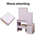 Witte kaptafel in onderdelen met focus op de mooie afwerking.