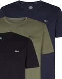 Drie Petrol T-shirts met ronde hals in marineblauw, olijfgroen en zwart, elk voorzien van een geborduurd Petrol logo.