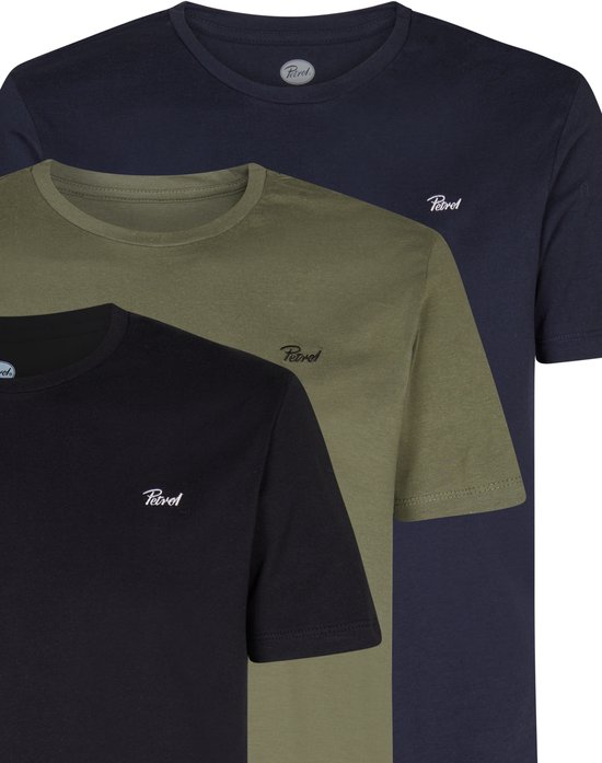 Drie Petrol T-shirts met ronde hals in marineblauw, olijfgroen en zwart, elk voorzien van een geborduurd Petrol logo.