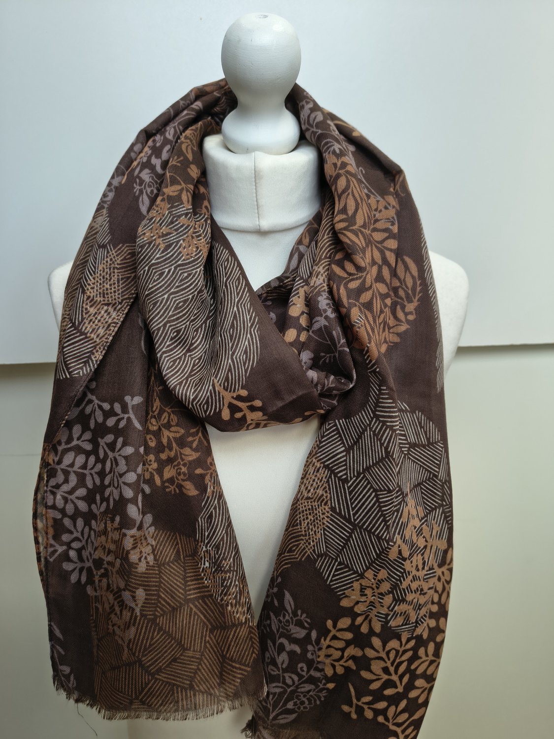Lange dames sjaal Teresa-bladerenmotief-donker bruin coffee wit licht cacao taupe
