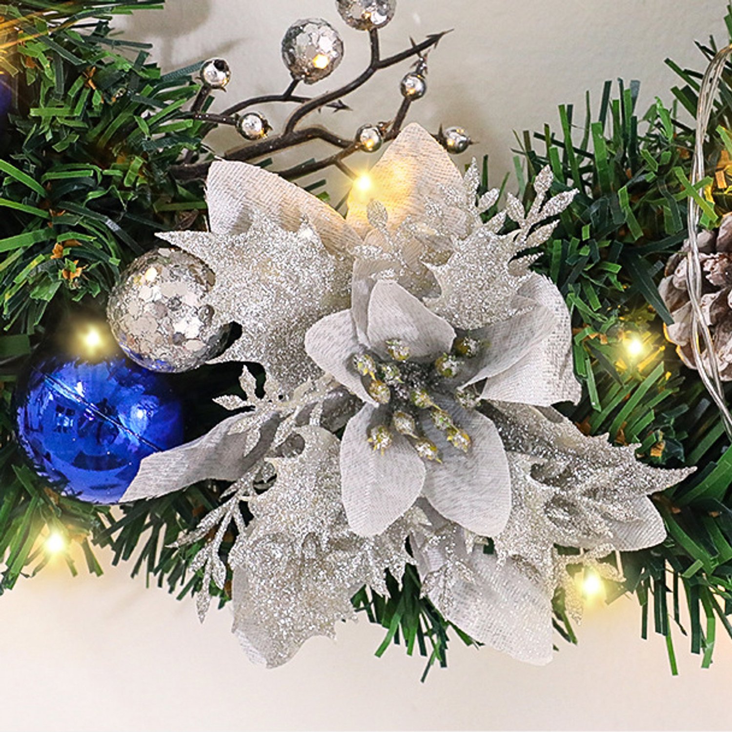 Luxe Kerstkrans voor Voordeur (30 cm) - Blauwe Poinsettia & LED Verlichting - Met Kerstballen & Dennenappels - Sfeervolle Kerstdecoratie – foto 3