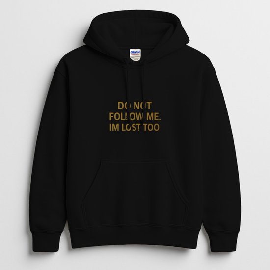 Zwarte hoodie met de tekst 'DO NOT FOLLOW ME. I'M LOST TOO' in goudkleurige letters op de borst.