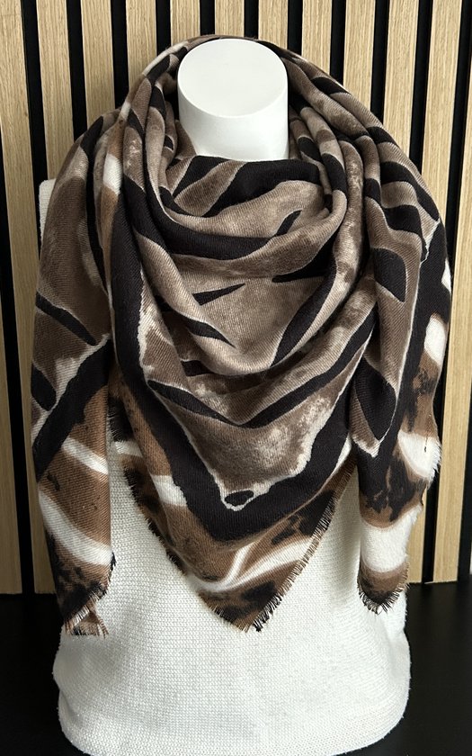 Vierkante Sarlini sjaal in bruin, beige en zwart met tijgerprint op een mannequin, afgewerkt met rafels.