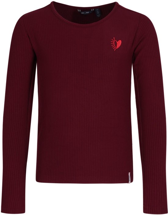 Bordeauxrood T-shirt met lange mouwen, geribbelde stof en een klein rood hartje met de merknaam Nono op de borst.