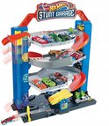 Hot Wheels Stunt Garage gevuld met diverse speelgoedauto's op de vier niveaus en een actie-helling onderaan.