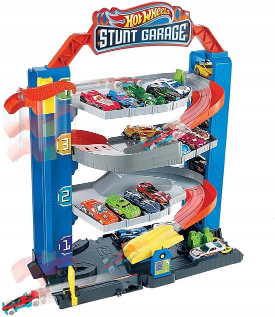 Hot Wheels Stunt Garage gevuld met diverse speelgoedauto's op de vier niveaus en een actie-helling onderaan.