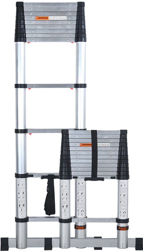 Uitschuifbare telescoopladder van zilverkleurig aluminium met zwarte details. De ladder heeft een stabiliteitsbalk aan de onderkant en is deels opgevouwen.