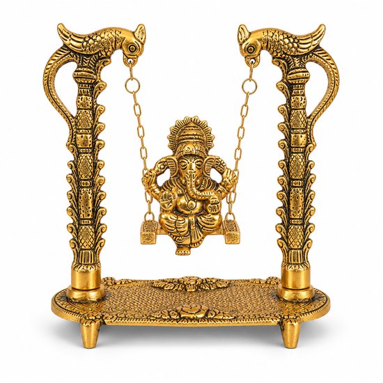 Gouden Ganesha zittend op een schommel, met gouden versierde pilaren.