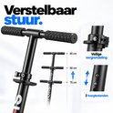Zwarte Suotu step met in drie standen verstelbaar stuur (75, 80, 85 cm) en veilige vergrendeling.