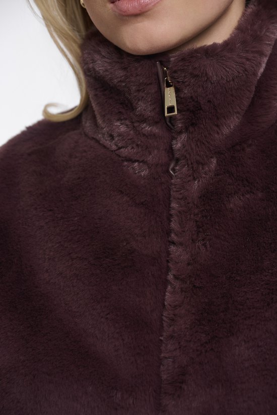 Korte, bordeauxrode gilet van imitatiebont met opstaande kraag en goudkleurige rits voorzien van Rino & Pelle-logo.