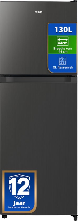 Zwarte CHiQ koel-vriescombinatie met 130L inhoud, 44cm breedte, XL flessenrek en 12 jaar compressor garantie.