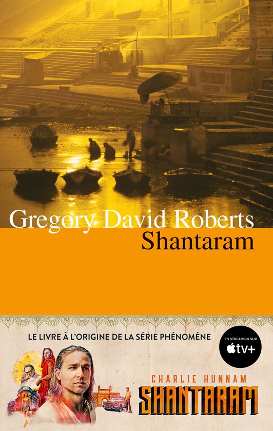 Boekomslag Shantaram met riviergezicht, portret van Charlie Hunnam en Apple TV+ streaming-logo.