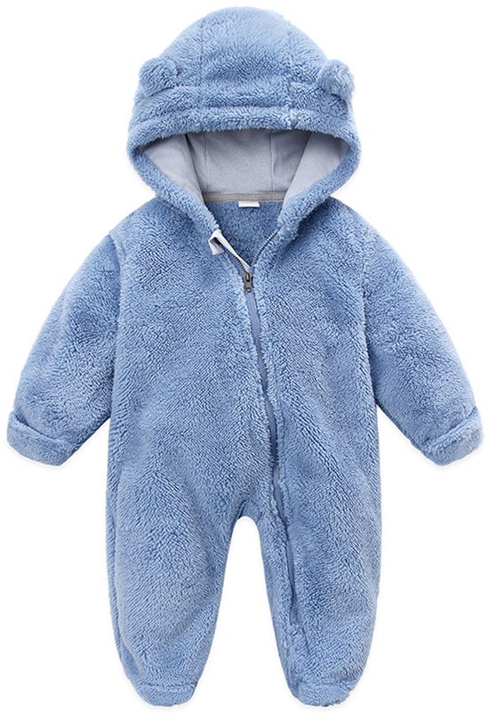 Lichtblauwe fleece babypakje met capuchon met oortjes en ritssluiting.