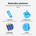 Stappenplan voor het plaatsen van 3 AAA-batterijen in een blauwe LECTRIK walkietalkie.