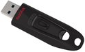 Schuine aanzicht van een zwarte SanDisk USB 3.0-stick met rood logo.