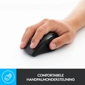Zwarte Logitech draadloze muis in gebruik door een rechterhand, benadrukt comfortabele handpalm-ondersteuning.