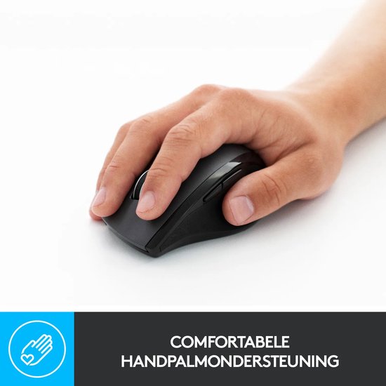 Zwarte Logitech draadloze muis in gebruik door een rechterhand, benadrukt comfortabele handpalm-ondersteuning.