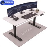 Wit elektrisch verstelbaar Stane bureau met zwart frame, drie monitoren en een grijs vloerkleed. Eendelig blad.