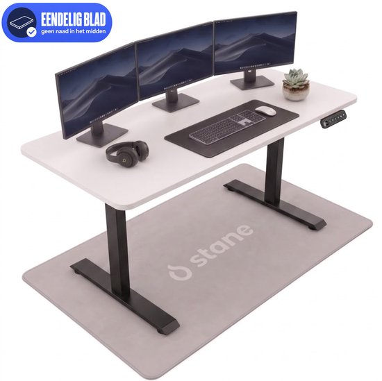 Wit elektrisch verstelbaar Stane bureau met zwart frame, drie monitoren en een grijs vloerkleed. Eendelig blad.