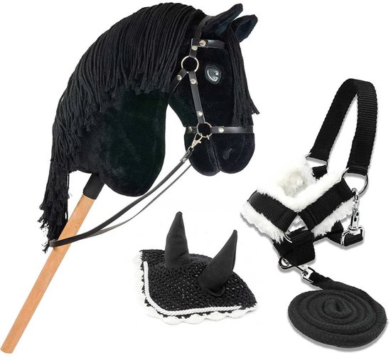 Zwart pluche stokpaard met los halster, vliegenkap en een halstertouw op een witte achtergrond.