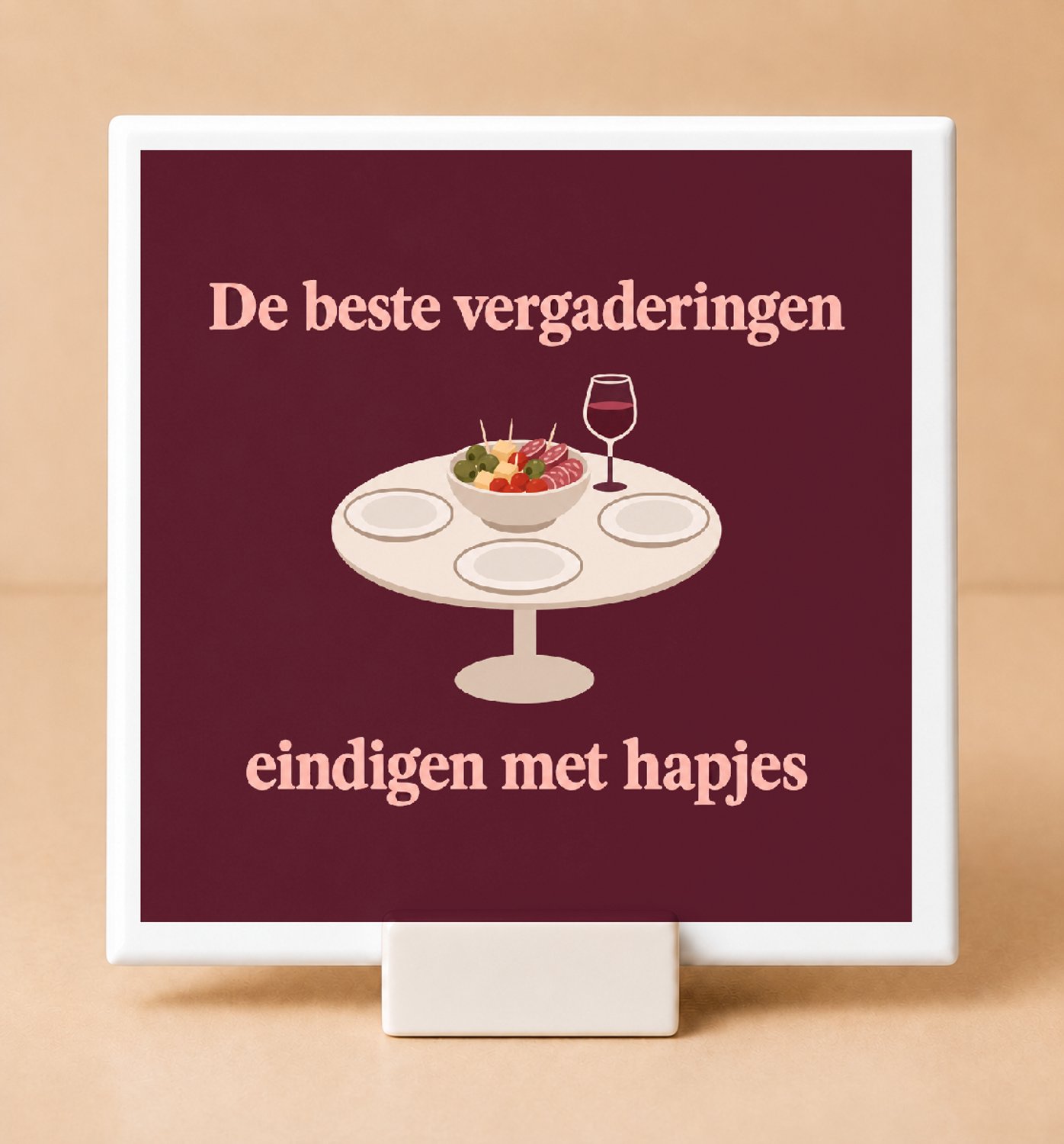 Bedruk King Strakke minimalistische Tegel 'Ik werk hier alleen voor de kerstborrel' – Humoristische decoratie voor kantoor en vergaderruimtes - 11 x 11 cm met houder Wit