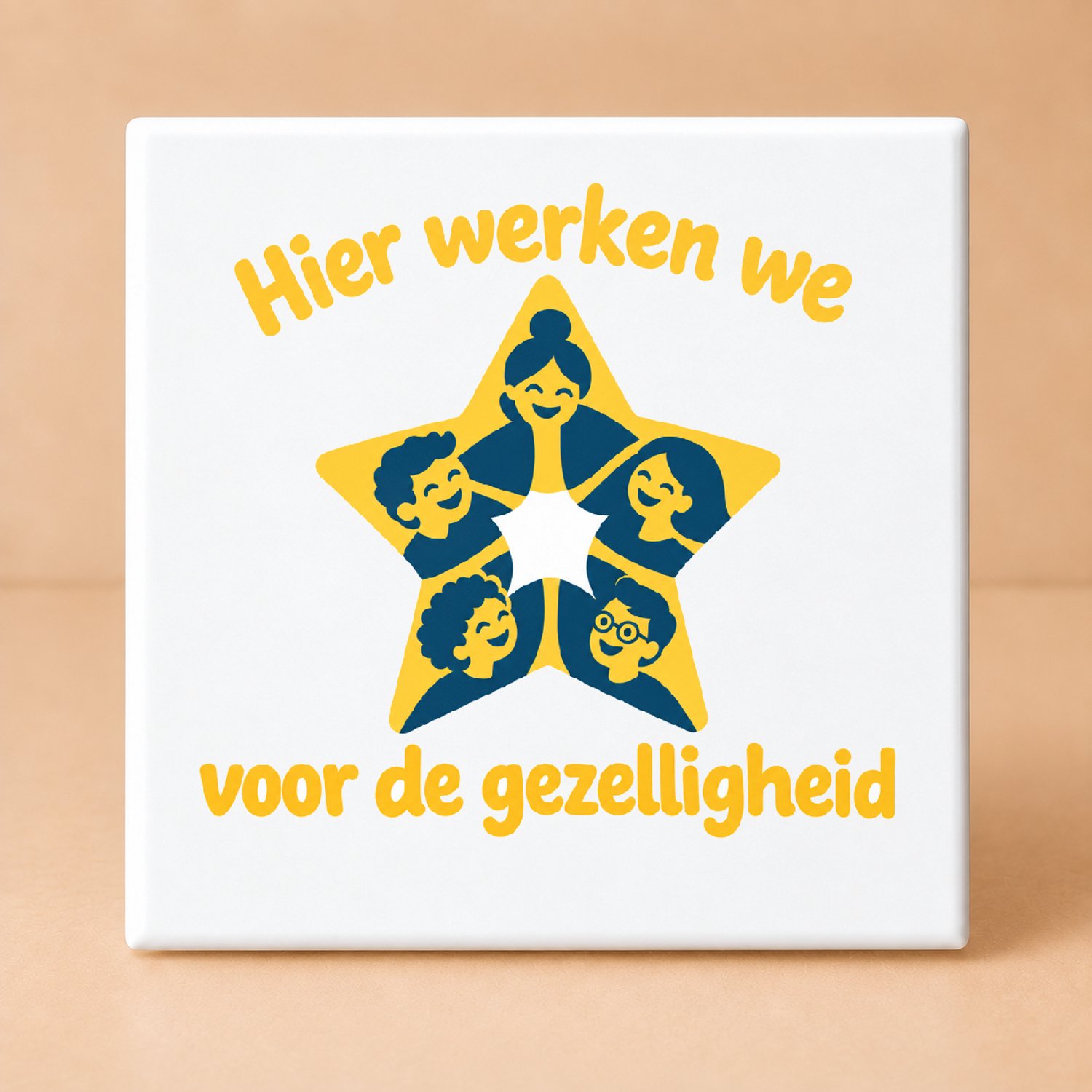 Bedruk King Vrolijke Tegel "Ik werk hier alleen voor de kerstborrel" – Humoristische Kerstborreldecoratie voor Kantoor en Thuis - 15 x 15 cm Wit