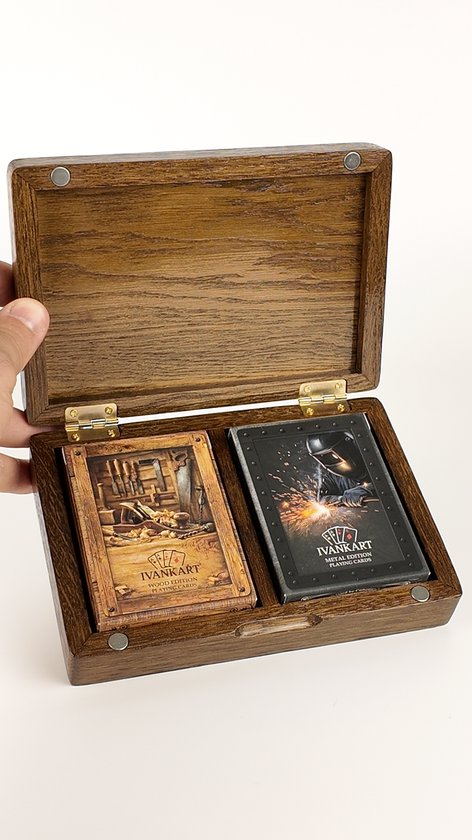 Openstaande donkere eikenhouten koffer met Wood Edition en Metal Edition IVANKART kaarten erin.