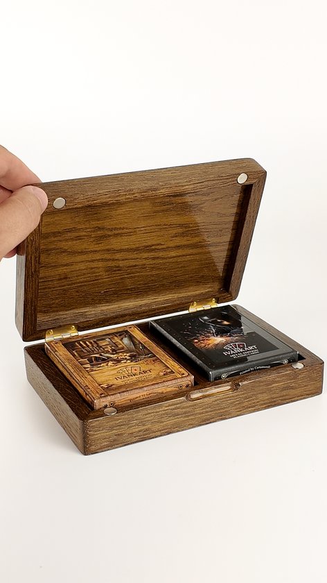 Hand opent een donkere eikenhouten koffer met twee spellen IVANKART kaarten: Wood Edition en Metal Edition.