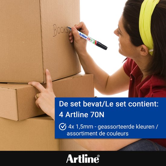 Vrouw schrijft 'Books' op een kartonnen doos met een Artline 70N marker.