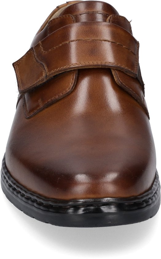 Vooraanzicht van een bruine leren Josef Seibel schoen met klittenband en een robuuste zwarte zool.