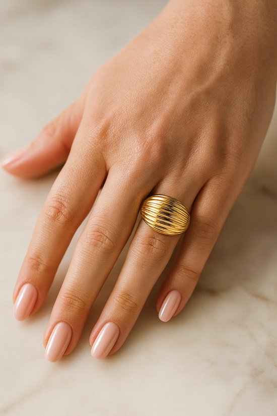 Lundholm Ringen Dames Goud Jewellery - Bague Or Dames – Acier Inoxydable Premium Plaqué Or – Série My Linde – Bague de Déclaration Couleur Or (Taille Unique, Ajustable) – Incluant Emballage Cadeau de Luxe