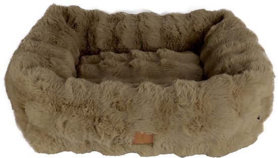 Panier à chien brun et pelucheux avec bords surélevés.
