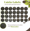 Verzameling van ronde, zwarte etiketten met kruidennamen, waaronder basilicum en kerrie.