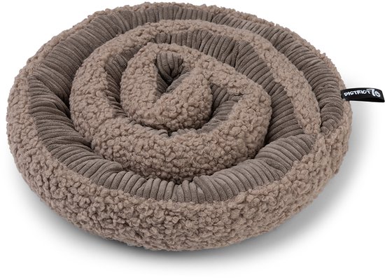 Een taupe snuifmat in spiraalvorm met een pluizige en geribbelde textuur, op een witte achtergrond.