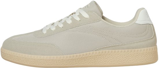 Lichtgrijze sneaker van mesh en suède met een crèmekleurige zool.