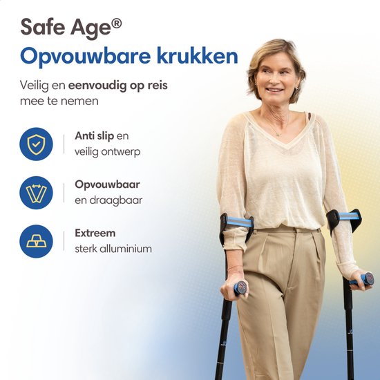 Een oudere vrouw met een beige trui en broek, staand met krukken. De krukken zijn zwart met blauwe handvatten en manchet.