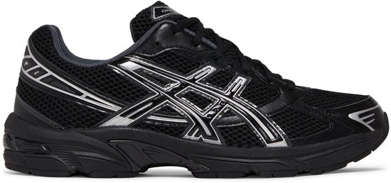 Rechterkant van de zwarte ASICS Gel-1130 sneaker met zilveren lijnen en ademend mesh materiaal.