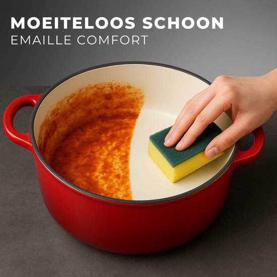 Hand die een rode gietijzeren braadpan schoonmaakt met een spons. Emaillen comfort.